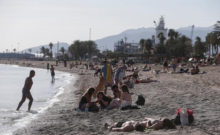 El veranillo de San Martín anima las playas de Málaga en un caluroso lunes de otoño
