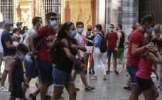 Grupo de turistas por el Centro de la ciudad./SUR