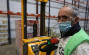 José María Ramos mueve alimentos con la carretilla elevadora/SALVADOR SALAS