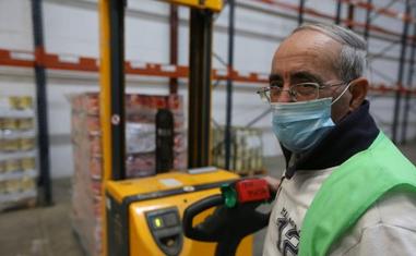 José María Ramos mueve alimentos con la carretilla elevadora/SALVADOR SALAS