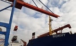 Un autobús, en el momento de ser estibado en el barco./sur