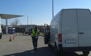 Campaña de la DGT: La Guardia Civil inspecciona con lupa las furgonetas en Málaga