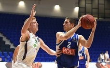 Alberto Díaz defiende a Ivanovic, el máximo anotador del Buducnost./Eurocup
