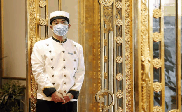 Inauguran el primer hotel del mundo chapado en oro en plena pandemia por el coronavirus