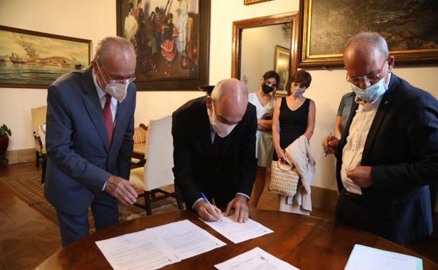 De la Torre deja fuera de la Secretaría del Ayuntamiento a Moreno Brenes y ficha a la titular de la Diputación