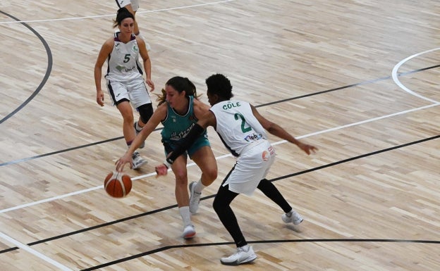 Remontada 'in extremis' del Unicaja en el primer derbi ante el CAB Estepona en Liga 2