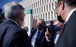 Lara conversa con sus compañeros tras declarar en el Juzgado de Instrucción número 6 de Málaga, que lo investiga por desobediencia./Ñito salas