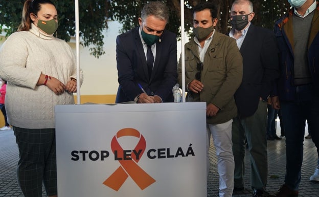 Elías Bendodo firma contra la ley Celáa: «Un atropello contra las libertades»