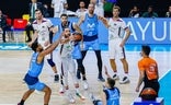 Francis Alonso trata de llegar a la bola en disputa con Roberson en el duelo del domingo en Madrid./Agencia LOF