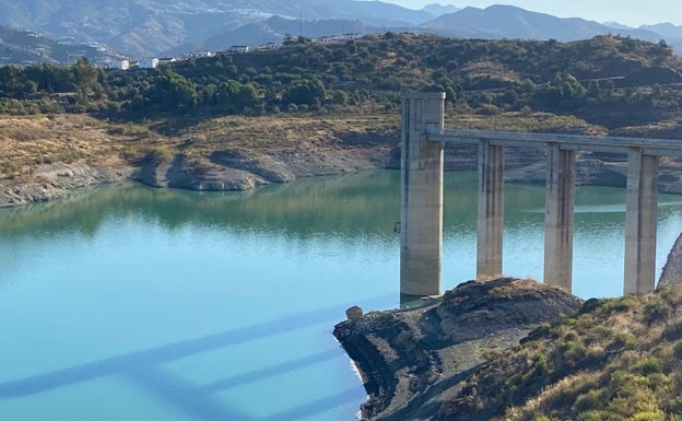 La Junta suspende la navegación y el uso de elementos de baño en el embalse de La Viñuela