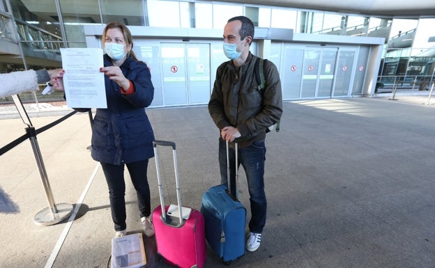 Primeros pasajeros en Málaga obligados a traer una PCR negativa: «Es una medida buena, así estamos más seguros»