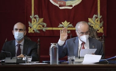 Moreno Brenes y De la Torre, en la presidencia, durante un pleno./Migue Fernández