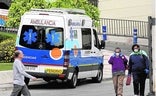 Imagen de una ambulancia entrando en el recinto del Hospital Regional./SALVADOR SALAS