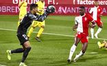 Dani Barrio, portero del Málaga, ataja un balón ante el máximo goleador del Girona, Sylla./AGENCIA LOF