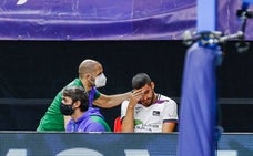 Jaime Fernández, dolido en el banquillo en Madrid el domingo tras lesionarse./Agencia LOF