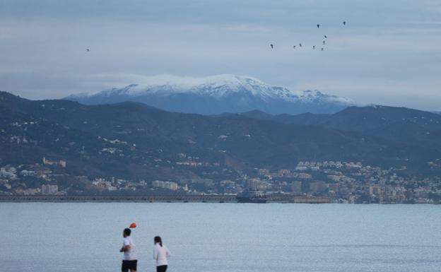 El temporal de lluvia deja un manto blanco en La Maroma, el techo de la provincia de Málaga