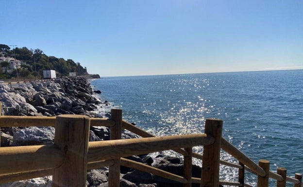 Los vecinos de Mezquitilla y Lagos exigen que la recuperación de sus playas se recoja en las cuentas municipales