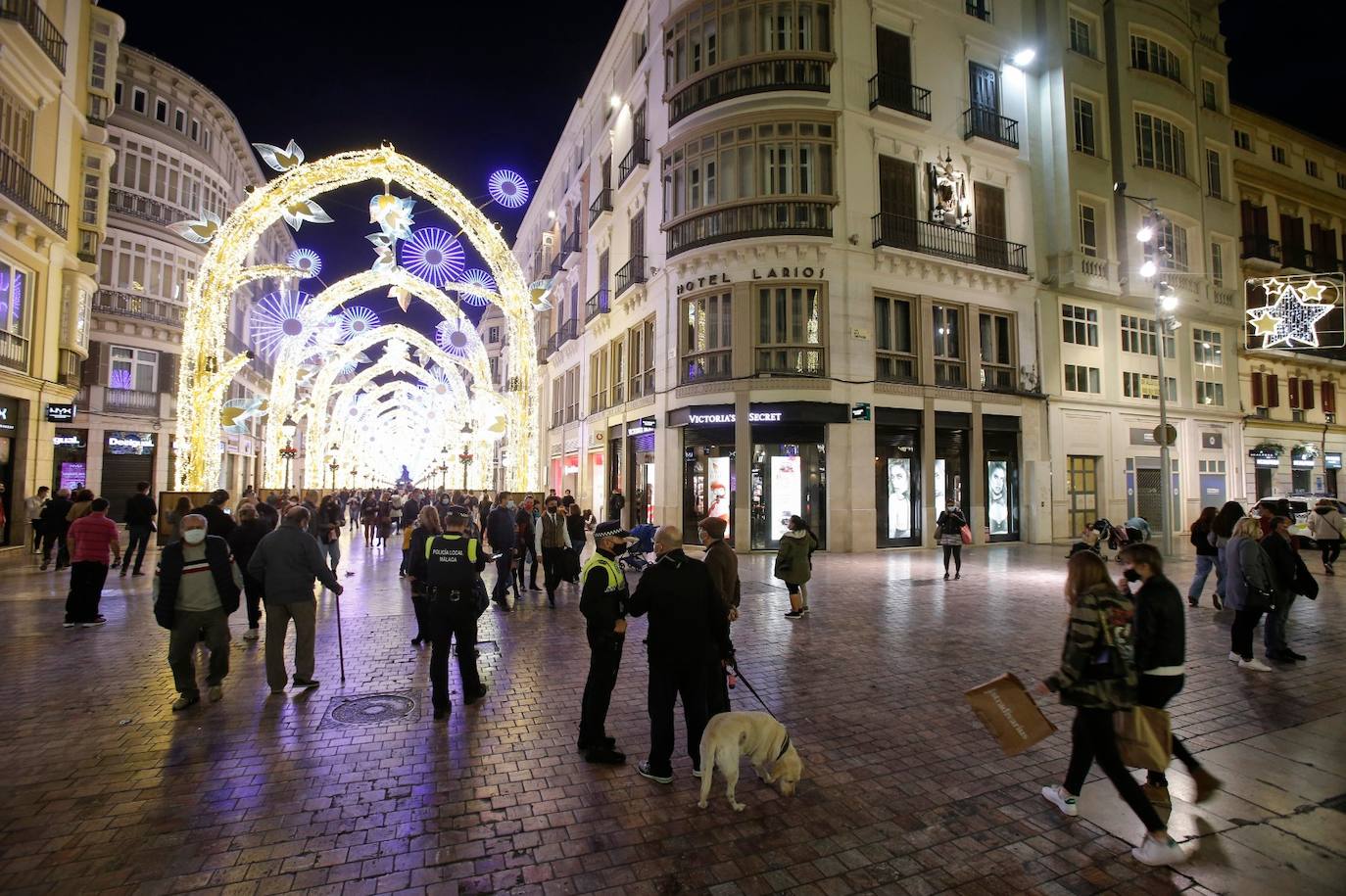 Afluencia de gente a la calle Larios para ver las luces de Navidad este sábado