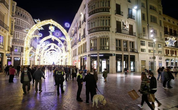 Afluencia de gente a la calle Larios para ver las luces de Navidad este sábado