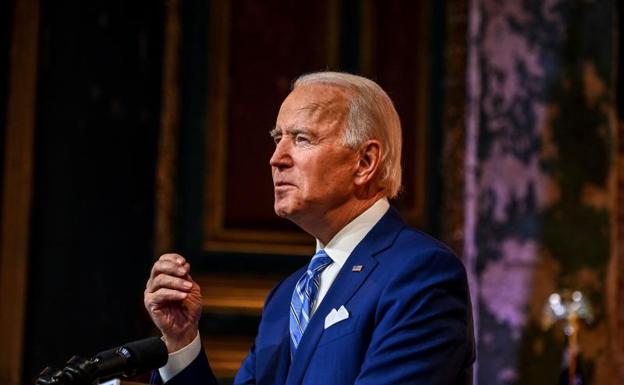 Biden se fisura un pie y esconde su cojera a la prensa