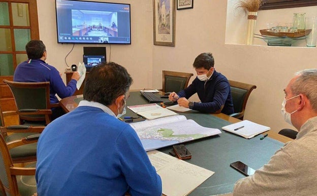 Casares pide que el POT de la Costa del Sol recoja la ampliación del tren litoral hasta el municipio