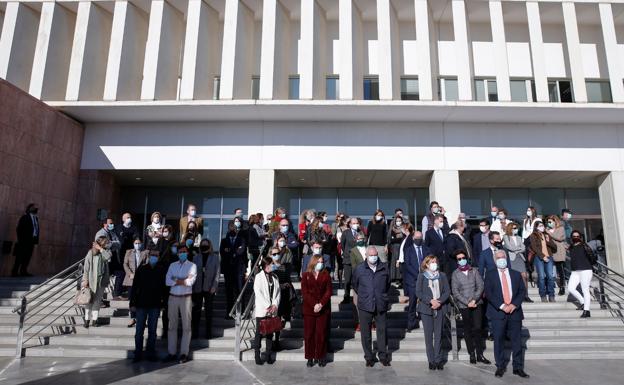 Los jueces de Málaga se concentran tras el ataque con un destornillador a una compañera