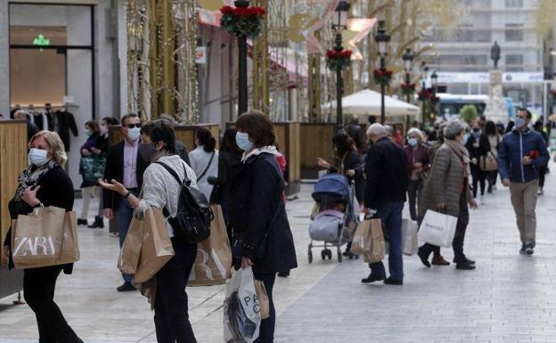 La Navidad según el Gobierno: viajes familiares, 10 personas y toque de queda a la 1.30 horas