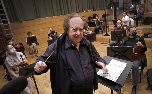 José Serebrier, director de orquesta: «La valentía de la OFM de seguir haciendo música es importantísima»