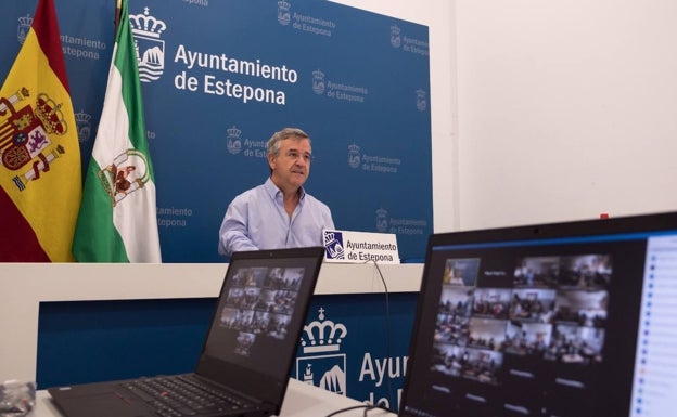 Charla virtual del alcalde de Estepona con alumnos de Bachillerato y Secundaria sobre la Constitución