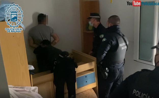 Arrestan a un maltratador escondido bajo el somier de la cama en casa de su pareja