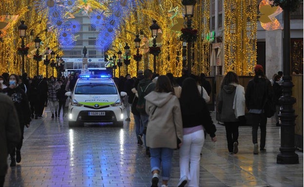 Buen ambiente en calle Larios, sin aglomeraciones y con intensa vigilancia policial