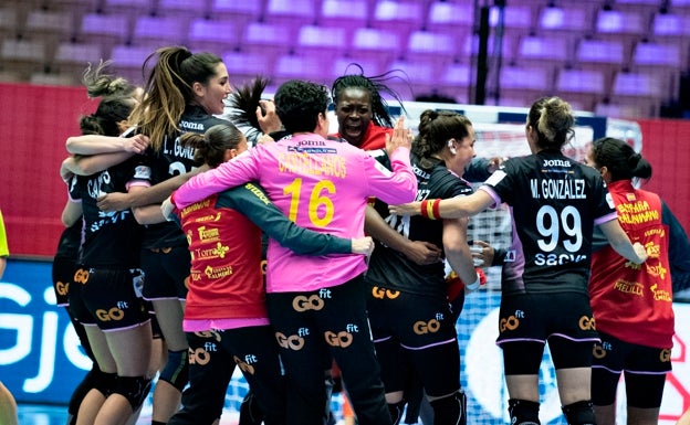 Una agridulce versión de las 'guerreras' logra el pase a la 'Main Round' del Europeo