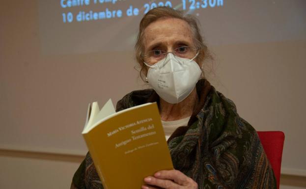 María Victoria Atencia arropa con sus poemas a las víctimas de la pandemia