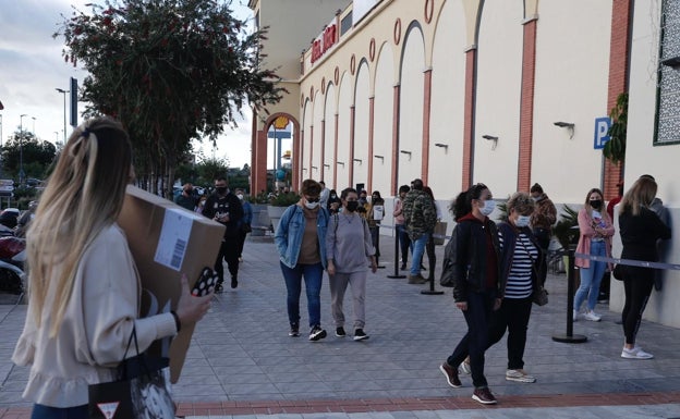 La apertura de la movilidad y la ampliación del horario comercial impulsan el ambiente prenavideño en el Centro de Málaga