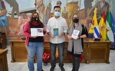 Bienestar Social entrega a la Asociación Mercader calendarios solidarios y libros en beneficio de los afectados de ictus