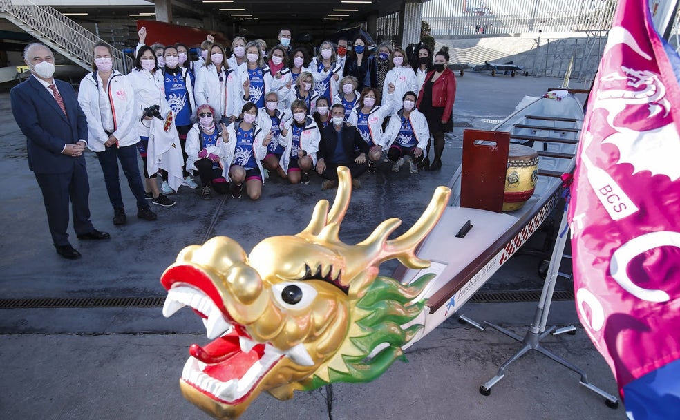 'Dragonas' que reman juntas contra el cáncer de mama