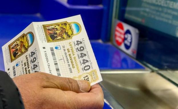 Encuentra 3.000 euros en Lotería de Navidad en Teatinos y se los devuelve al lotero que los perdió