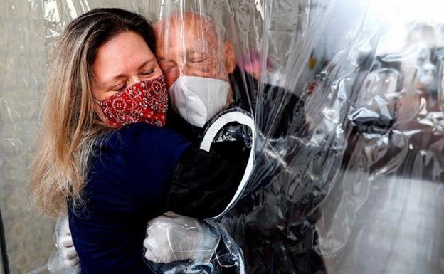 El abrazo a un padre enfermo de COVID-19 se convierte en una emotiva postal de Navidad