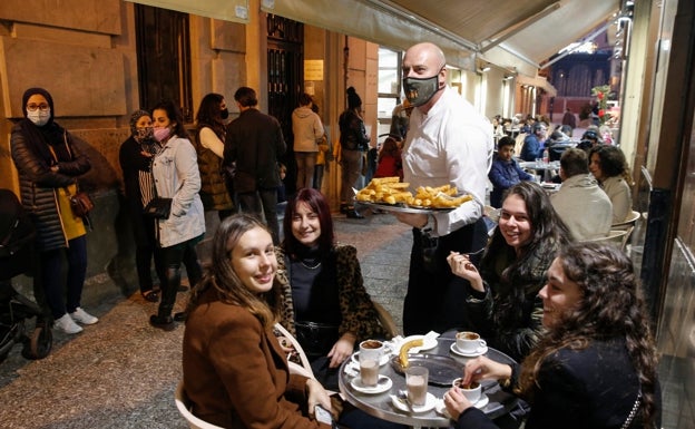 Los malagueños retoman con fuerza la costumbre de merendar fuera de casa