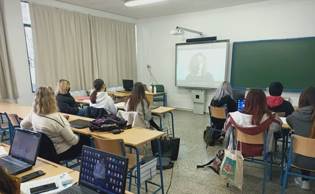 Alumnos del IES Profesor Isidoro Sánchez entrevistan en Youtube al maquillador de la serie Stranger Things