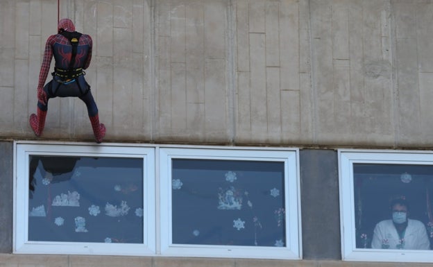 Spiderman desciende por la fachada del Hospital Materno para visitar a los niños con cáncer