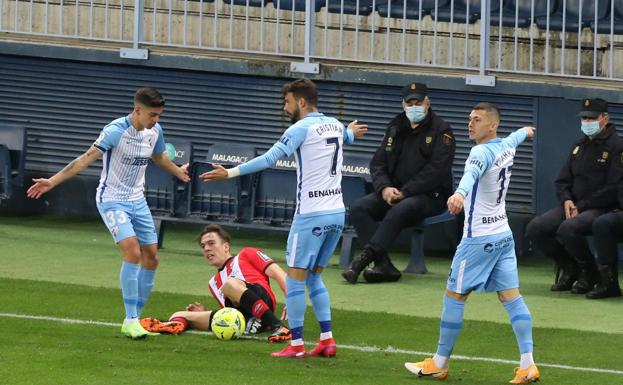 Así fue | El Málaga, con uno menos durante gran parte del partido, sumó un punto ante el Logroñés