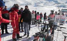 Juanma Moreno visita la estación de esquí de Sierra Nevada para supervisar la apertura de la temporada