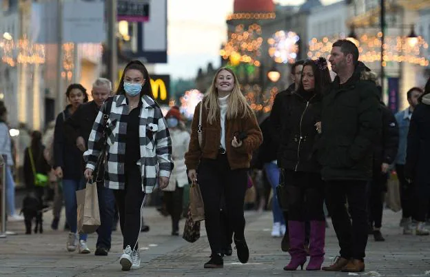Compradores y peatones transitan por una concurrida calle de Newcastle upon Tyne, en el noreste de Inglaterra. Oli SCARFF/AFP/