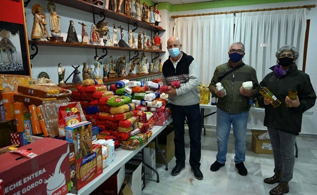 Los Romeros de San Bernabé entregan 750 kilos de alimentos a Cáritas