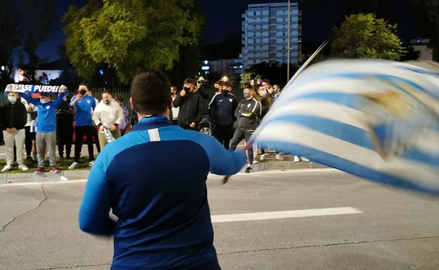 Un centenar de aficionados se acercaron a animar al Málaga antes del partido contra el Logroñés