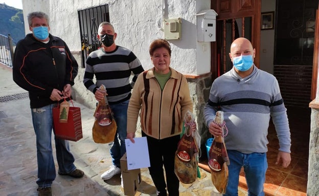 Salares premia a sus vecinos con una paleta de jamón y dos botellas de vino por ser uno de los cinco pueblos libres de Covid-19