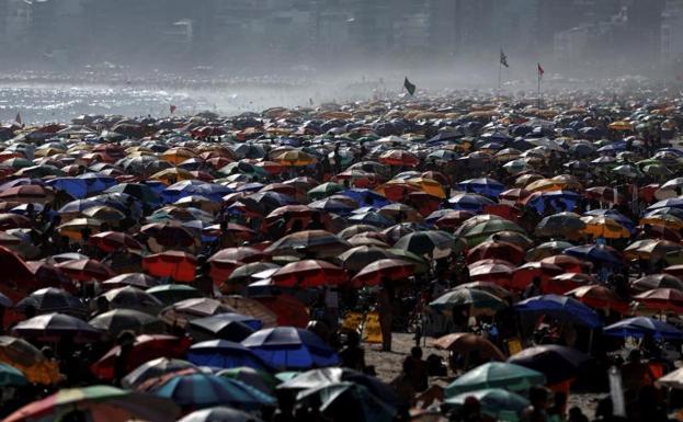 Playas abarrotadas en Brasil en el peor momento de la pandemia