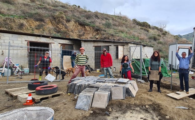 Voluntarios rescatan a más de 40 animales abandonados en el entorno de Moclinejo en un año