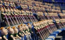 Los peluches solidarios de Chicui llenan la Tribuna Baja del Carpena